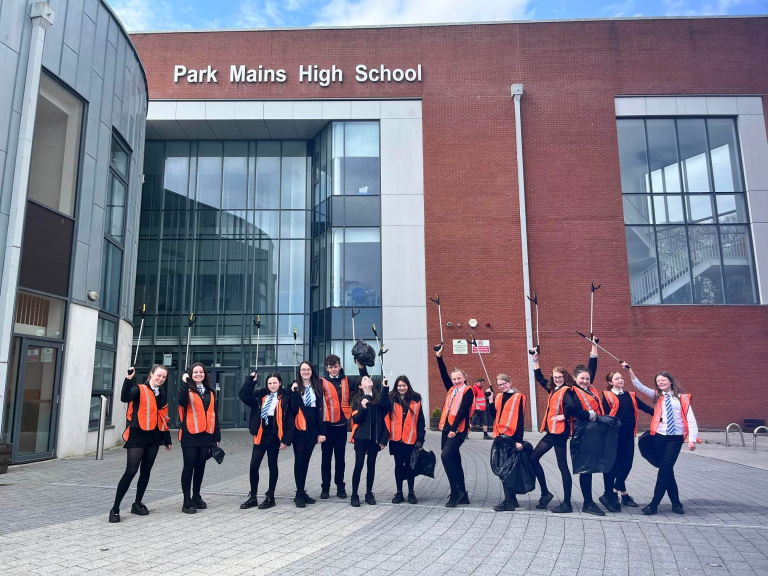 park mains high school entrace and kids with litter pickers 768x576